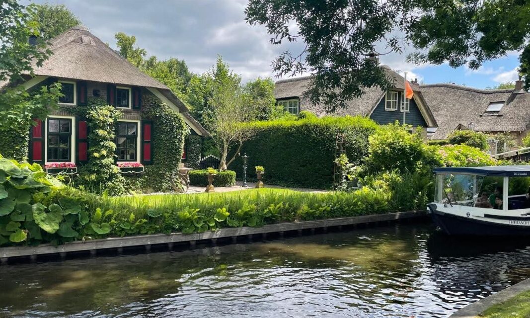 Giethoorn guided boat tour